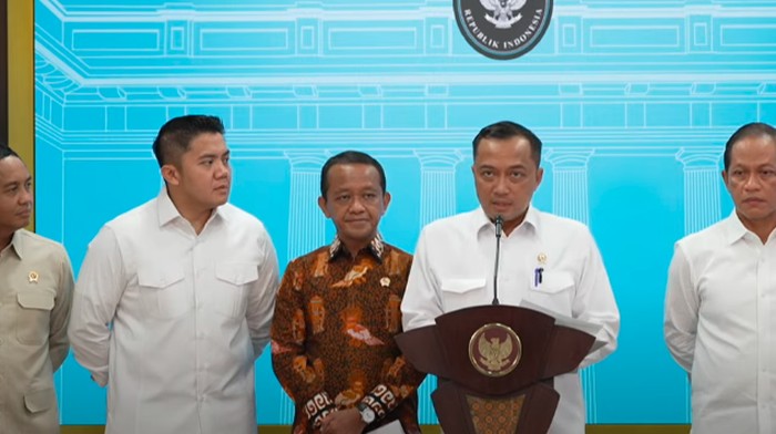 Pernyataan ini disampaikan dalam jumpa pers di Istana Kepresidenan, Jakarta, Selasa (10/6/2025). Jumpa pers ini dihadiri oleh Menteri ESDM Bahlil Lahadalia, Menteri Kehutanan Raja Juli Antoni dan Menteri Lingkungan Hidup Hanif Faisol Nurofiq. (Sekretariat presiden)