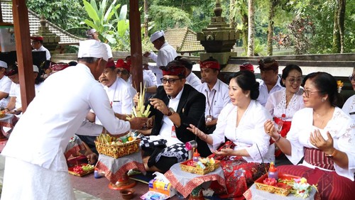 Persembahyangan Purnama Sasih Sadha dan Dharma Santi Perayaan Nyepi Saka 1947 yang dirangkaikan dengan peringatan Bulan Bung Karno VII Tahun 2025 di Pura Luhur Batukau, Tabanan, Selasa (10/6/2025). (Dok. Humas Pemkab Tabanan)