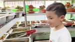 Pertama Kali! Ussy Boyong 3 Anaknya Makan Siang di Warteg