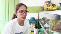 Sementara Ussy sudah beberapa kali makan di warteg. Wanita 43 tahun ini sudah akrab dengan pilihan lauk dan olahan yang ada di warteg. Foto: TikTok ussyandhikaofc