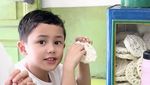 Pertama Kali! Ussy Boyong 3 Anaknya Makan Siang di Warteg
