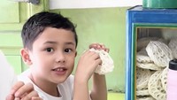 Kalau ini momen kocak Shaka merasa kepanasan makan di warteg. Sang ibu pun menegaskan kalau udaranya tidak terlalu panas karena ada kipas angin. Foto: TikTok ussyandhikaofc