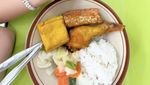 Pertama Kali! Ussy Boyong 3 Anaknya Makan Siang di Warteg