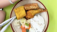 Ussy memilihkan menu tidak pedas untuk anak-anaknya. Ayam goreng, tahu, dan tempe goreng pun jadi pilihan aman. Foto: TikTok ussyandhikaofc
