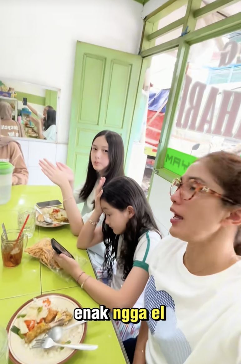 Pertama Kali! Ussy Boyong 3 Anaknya Makan Siang di Warteg