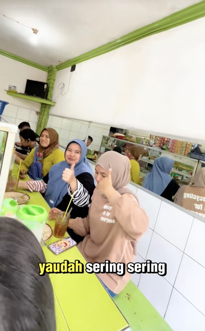 Pertama Kali! Ussy Boyong 3 Anaknya Makan Siang di Warteg Pertama Kali! Ussy Boyong 3 Anaknya Makan Siang di Warteg
