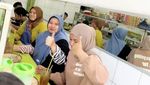 Pertama Kali! Ussy Boyong 3 Anaknya Makan Siang di Warteg