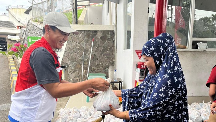 Pertamina Patra Niaga Sumbagsel salurkan hewan kurban kepada masyarakat.