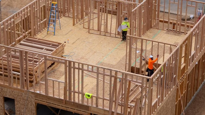 Perumahan 'Tahan Api' Pertama Hadir di California AS, Begini Wujudnya Finished homes are shown in the nation's first new-home community that meets the home and neighborhood-level wildfire resilience standards, developed by the Insurance Institute for Business & Home Safety (IBHS) built by KB Home in Escondido, California, U.S., May 28, 2025. REUTERS/Mike Blake