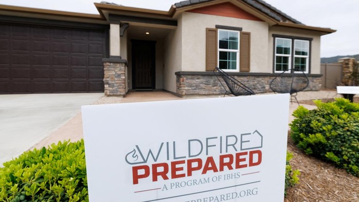 Perumahan 'Tahan Api' Pertama Hadir di California AS, Begini Wujudnya Finished homes are shown in the nation's first new-home community that meets the home and neighborhood-level wildfire resilience standards, developed by the Insurance Institute for Business & Home Safety (IBHS) built by KB Home in Escondido, California, U.S., May 28, 2025. REUTERS/Mike Blake