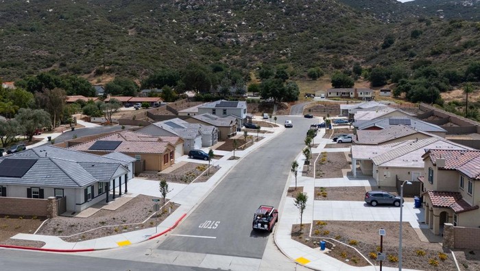 Perumahan 'Tahan Api' Pertama Hadir di California AS, Begini Wujudnya Finished homes are shown in the nation's first new-home community that meets the home and neighborhood-level wildfire resilience standards, developed by the Insurance Institute for Business & Home Safety (IBHS) built by KB Home in Escondido, California, U.S., May 28, 2025. REUTERS/Mike Blake