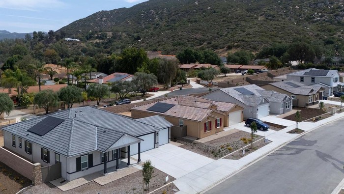 Perumahan 'Tahan Api' Pertama Hadir di California AS, Begini Wujudnya Finished homes are shown in the nation's first new-home community that meets the home and neighborhood-level wildfire resilience standards, developed by the Insurance Institute for Business & Home Safety (IBHS) built by KB Home in Escondido, California, U.S., May 28, 2025. REUTERS/Mike Blake