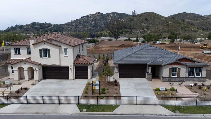 Perumahan 'Tahan Api' Pertama Hadir di California AS, Begini Wujudnya Finished homes are shown in the nation's first new-home community that meets the home and neighborhood-level wildfire resilience standards, developed by the Insurance Institute for Business & Home Safety (IBHS) built by KB Home in Escondido, California, U.S., May 28, 2025. REUTERS/Mike Blake