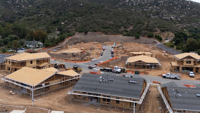 Perumahan 'Tahan Api' Pertama Hadir di California AS, Begini Wujudnya Finished homes are shown in the nation's first new-home community that meets the home and neighborhood-level wildfire resilience standards, developed by the Insurance Institute for Business & Home Safety (IBHS) built by KB Home in Escondido, California, U.S., May 28, 2025. REUTERS/Mike Blake