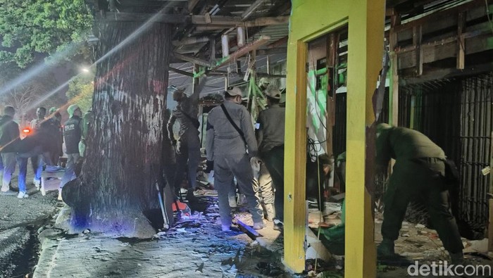 Petugas bongkar kios ilegal di atas aliran sungai di Cianjur.