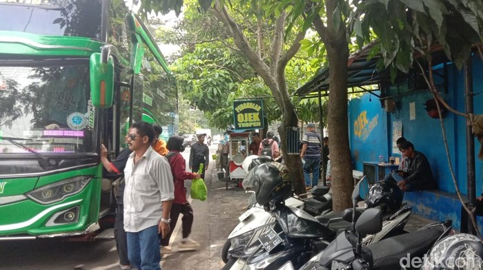 Petugas lakukan sosialisasi larangan ngetem di luar Terminal Arjosari, Kota Malang