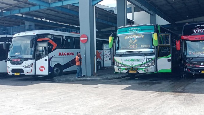 Petugas lakukan sosialisasi larangan ngetem di luar Terminal Arjosari, Kota Malang