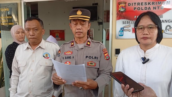 Polda NTB menggelar konferensi pers penetapan tersangka kasus prostitusi online siswi SD yang dijual kakak kandungnya di Mataram, Selasa (10/6/2025). (Abdurrasyid Efendi/detikBali)