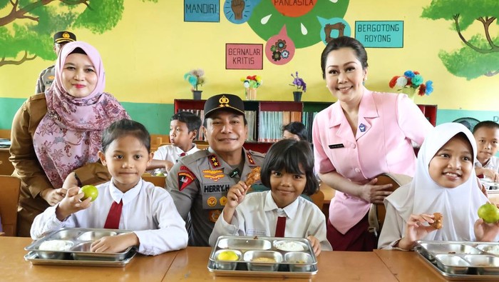 Polda Riau meluncurkan dapur MBG yang bekerja sama dengan Yayasan Kemala Bhayangkari, di Pekanbaru.