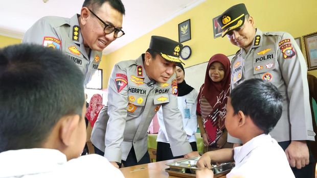 Polda Riau meluncurkan dapur MBG yang bekerja sama dengan Yayasan Kemala Bhayangkari, di Pekanbaru.