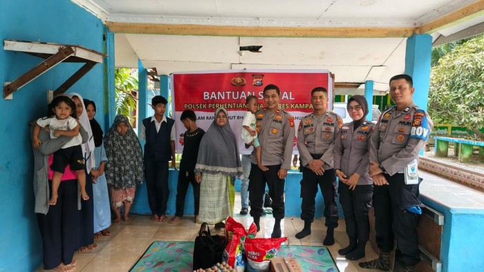Polisi di Kampar, Riau, bergagi ke anak-anak di panti asuhan menjelang HUT Bhayangkara ke-79.