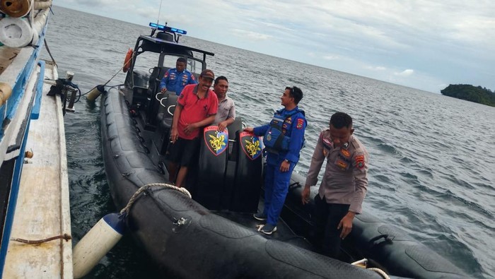 Polisi mengamankan 3 kapal nelayan yang menangkap telur ikan terbang di perairan Fakfak tanpa izin.