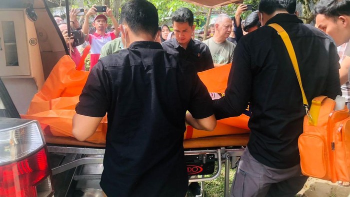 Polisi saat mengevakuasi mahasiswi yang ditemukan tewas di rumahnya.