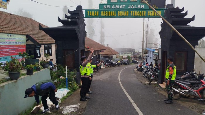 Polres Pasuruan Terjunkan Puluhan Personel Tingkatkan Pengamanan Upacara Yadnya Kasada Suku Tengger Bromo