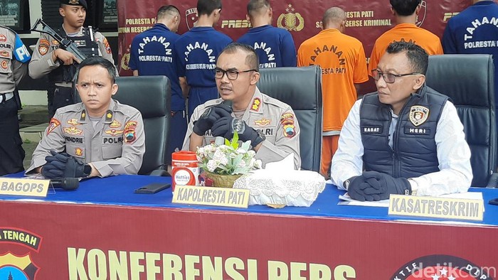 Polresta Pati menggelar konferensi pers kasus penangkapan gerombolan remaja bersajam, Selasa (10/6/2025).