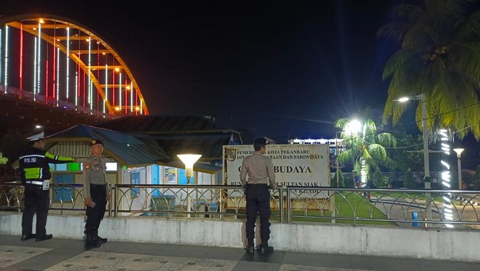 Polsek Senapelan, Pekanbaru melakukan patroli malam dari Rumah Singgah Tuan Kadi hingga taman.