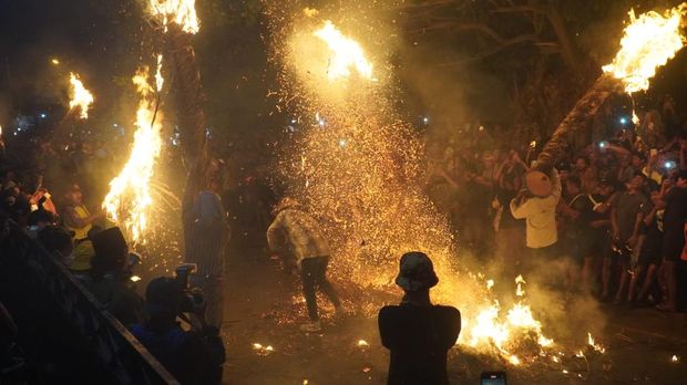 Potret tradisi perang obor di Desa Tegalsambi, Kecamatan Tahunan, Jepara, Senin (9/6/2025) malam.