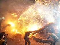 Menyaksikan Panasnya Tradisi Perang Obor di Jepara