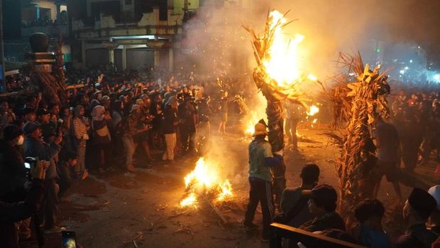 Potret tradisi perang obor di Desa Tegalsambi, Kecamatan Tahunan, Jepara, Senin (9/6/2025) malam.