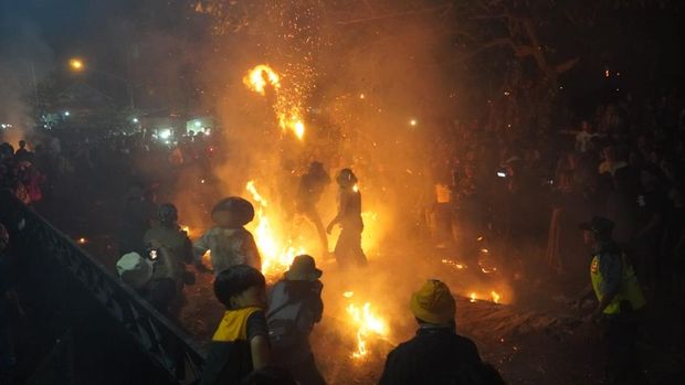 Potret tradisi perang obor di Desa Tegalsambi, Kecamatan Tahunan, Jepara, Senin (9/6/2025) malam.