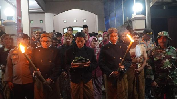 Potret tradisi perang obor di Desa Tegalsambi, Kecamatan Tahunan, Jepara, Senin (9/6/2025) malam.