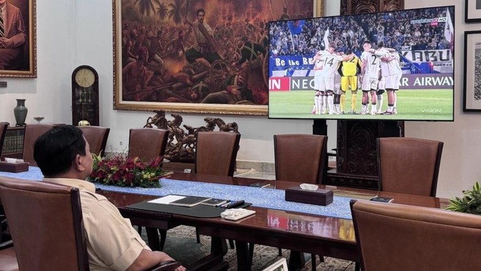 Presiden Prabowo menonton laga Timnas vs Jepang dari layar kaca.
