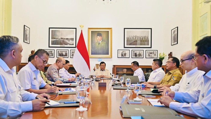 Presiden Prabowo Subianto memimpin ratas bersama para menteri dan membahas kesiapan Giant Sea Wall. (Foto: Laily Rachev - Biro Pers Sekretariat Presiden)