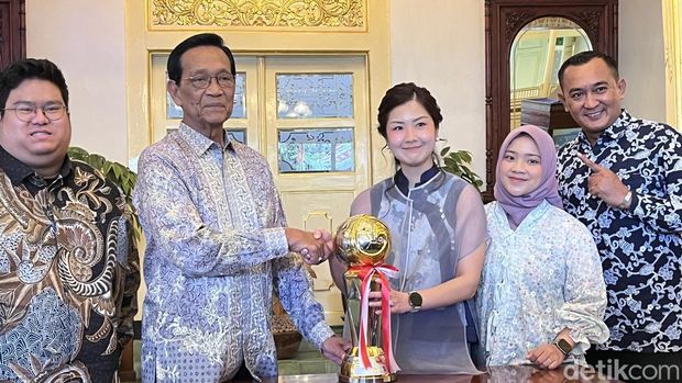 PSIM Jogja saat menyerahkan replika trofi Liga 2 ke Sultan HB X di Kantor Gubernur Kepatihan, Kota Jogja, Selada (10/6/2025).