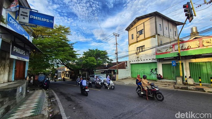 Pudunan Asem dari arah bawah dan atas