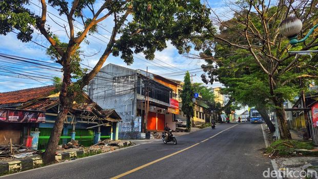 Pudunan Asem dari arah bawah dan atas
