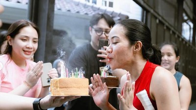 Happy Birthday Yura Yunita! Nagita Slavina Beri Kejutan di Lapangan Tenis