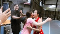 Nagita Slavina dan teman-temannya memberikan kejutan di lapangan tenis. Hal tersebut dikarenakan mereka tengah melakukan latihan tenis di lapangan milik Nagita Slavina dan Raffi Ahmad.  Foto: instagram Raffi Ahmad dan Nagita Slavina