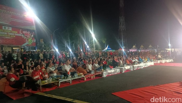 Ratusan penonton Timnas Indonesia saat mengikuti acara nobar di halaman Polres Lombok Tengah, Selasa (10/6/2025).