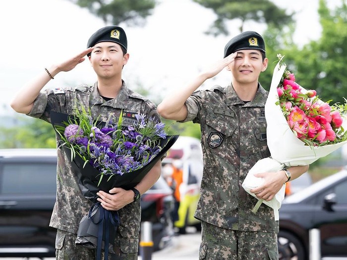RM dan V BTS menyelesaikan wajib militer