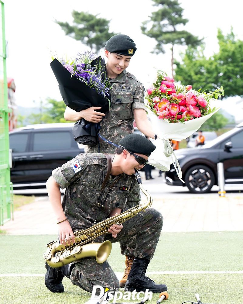 RM dan V BTS menyelesaikan wajib militer RM dan V BTS menyelesaikan wajib militer