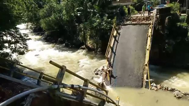 Salah satu jembatan di Trenggalek yang rusak imbas bencana.
