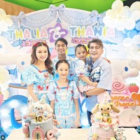 Meski sudah resmi bercerai, Sarwendah dan Ruben tampil kompak bersama ketiga anak mereka dengan mengenakan busana seragam bergambar Pompompurin. Momen ulang tahun teersebut kemudian dibagikan Ruben dan Sarwendah ke akun Instagram masing-masing. Foto: Instagram/@ruben_onsu