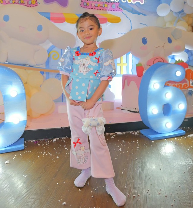 Sementara Thania tampil imut dengan celana cutbray berwarna pink dilengkapi boneka kecil bentuk kepala Pompompurin. Diketahui Thalia dan Thania memang lahir di tanggal yang sama, 6 Juni. Foto: Instagram/@sarwendah29