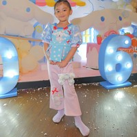 Sementara Thania tampil imut dengan celana cutbray berwarna pink dilengkapi boneka kecil bentuk kepala Pompompurin. Diketahui Thalia dan Thania memang lahir di tanggal yang sama, 6 Juni. Foto: Instagram/@sarwendah29