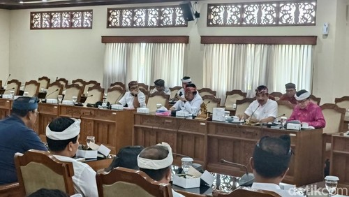 Komisi I DPRD Bali saat rapat kerja terkait perizinan bangunan liar yang berada di kawasan Pantai Bingin pada Selasa (10/6/2025).